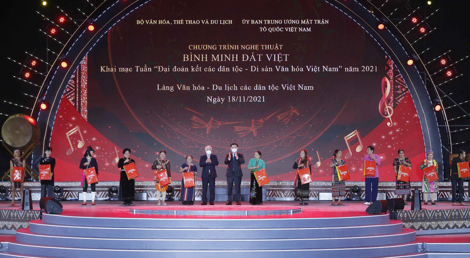 Chủ tịch Quốc hội Vương Đình Huệ và Chủ tịch Ủy ban Trung ương Mặt trận Tổ quốc Việt Nam Đỗ Văn Chiến trao quà cho các đại biểu. (Ảnh: Doãn Tấn/TTXVN)