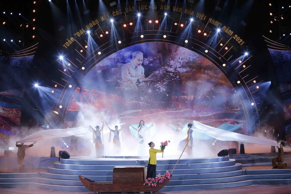 Tiết mục văn nghệ đặc sắc tại chương trình. (Ảnh: Doãn Tấn/TTXVN)