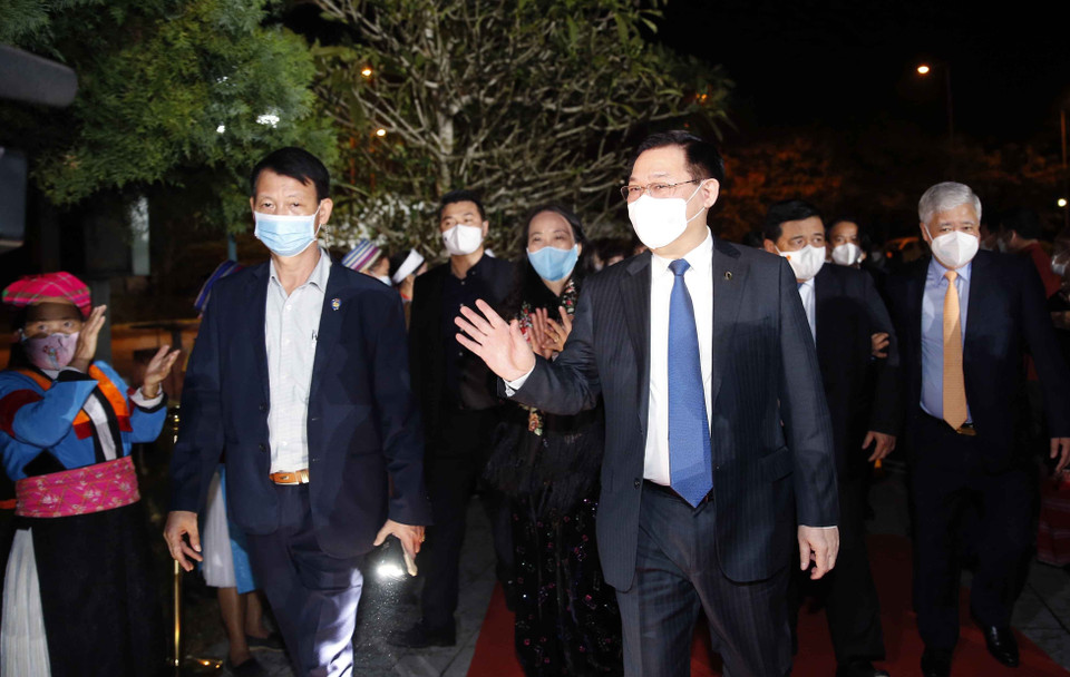 Chủ tịch Quốc hội Vương Đình Huệ với các đại biểu. (Ảnh: Doãn Tấn/TTXVN)