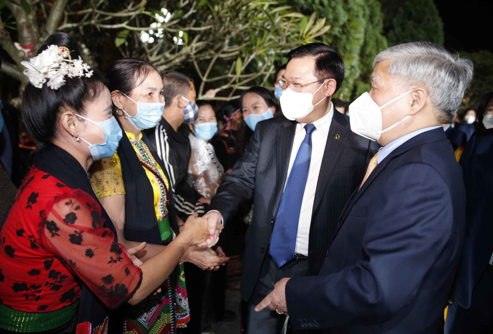 Chủ tịch Quốc hội Vương Đình Huệ với các đại biểu. (Ảnh: Doãn Tấn/TTXVN)