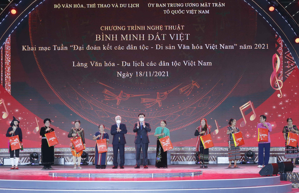 Chủ tịch Quốc hội Vương Đình Huệ và Chủ tịch Ủy ban Trung ương Mặt trận Tổ quốc Việt Nam Đỗ Văn Chiến trao quà cho các đại biểu. (Ảnh: Doãn Tấn/TTXVN)