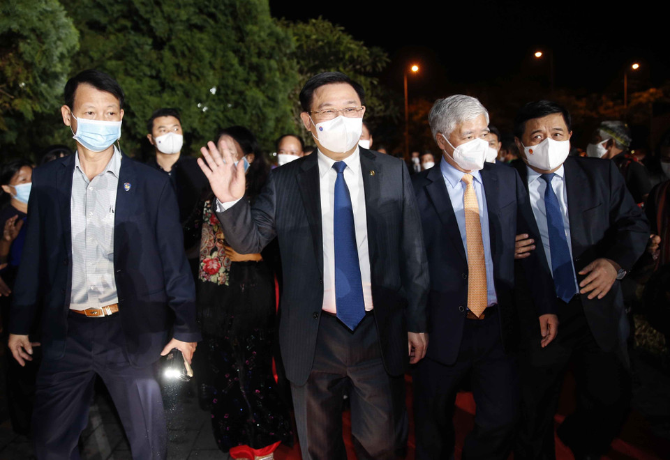 Chủ tịch Quốc hội Vương Đình Huệ với các đại biểu. (Ảnh: Doãn Tấn/TTXVN)