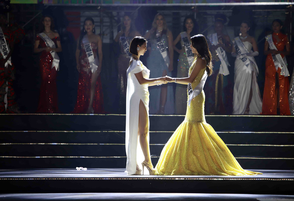 Giây phút chờ đăng quang ngôi vị Hoa hậu giữa thí sinh Nhật Bản (trái) và thí sinh Philippines. Ảnh: Hoàng Hùng - TTXVN