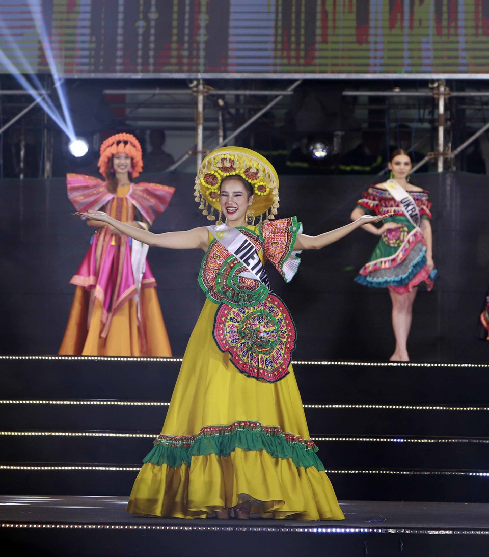 Thí sinh Lê Thị Hương Ly trình diễn trang phục thổ cẩm của nhà thiết kế Thạch Linh tại cuộc thi. (Ảnh: Hoàng Hùng/TTXVN)