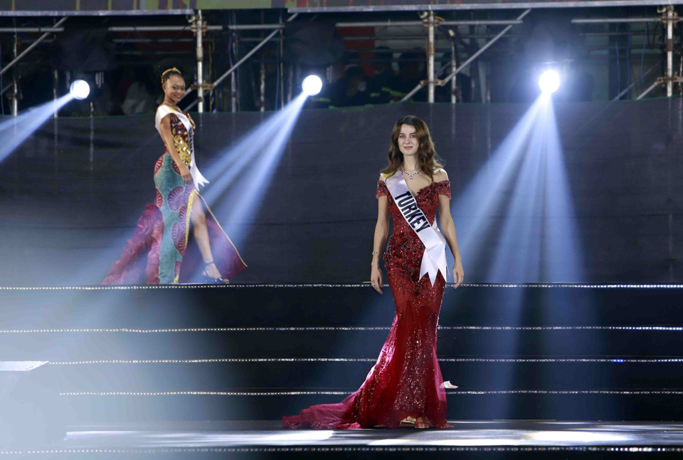 Thí sinh trình diễn trang phục dạ hội tại cuộc thi. (Ảnh: Hoàng Hùng/TTXVN)