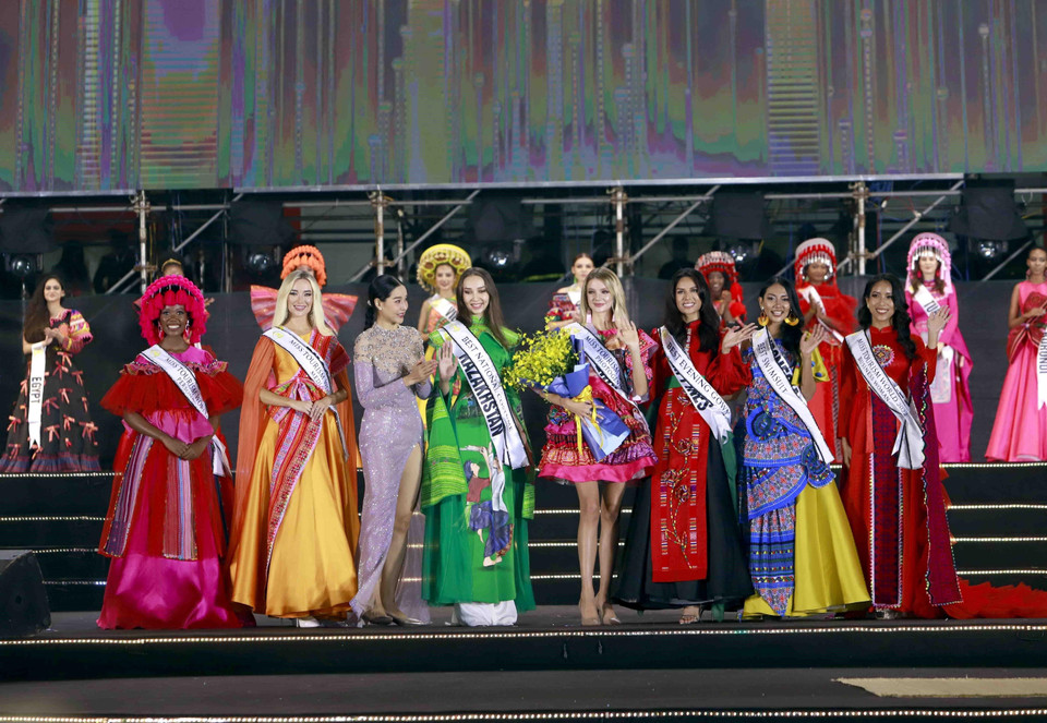 Các thí sinh trình diễn trang phục thổ cẩm của nhà thiết kế Thạch Linh tại cuộc thi. (Ảnh: Hoàng Hùng/TTXVN)