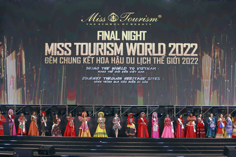 Các thí sinh trình diễn trang phục thổ cẩm tại cuộc thi. (Ảnh: Hoàng Hùng/TTXVN)