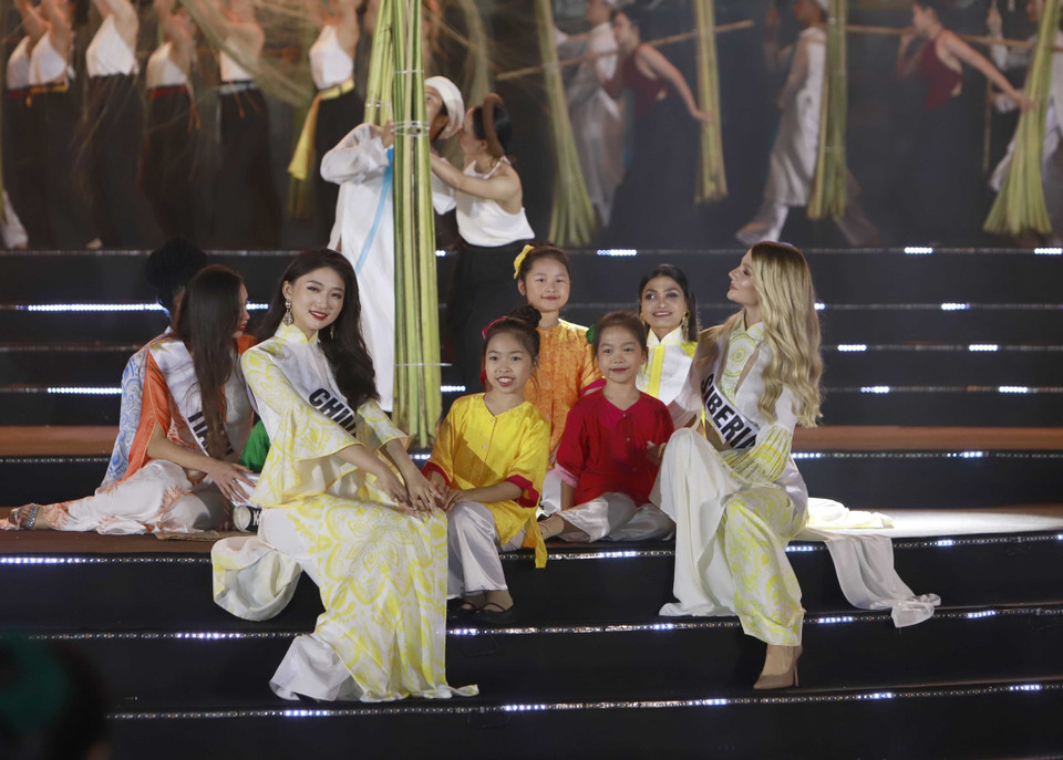 Thí sinh trình diễn áo dài lụa tơ tằm Việt Nam tại cuộc thi Hoa hậu Du lịch thế giới. (Ảnh: Hoàng Hùng/TTXVN)