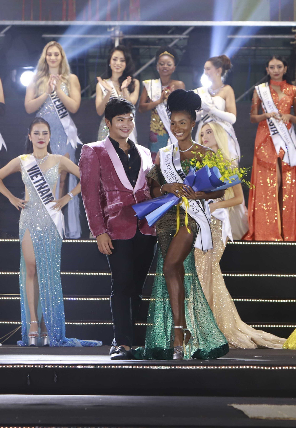 Thí sinh Nigeria đạt giải Á hậu 4 tại cuộc thi Hoa hậu Du lịch thế giới. (Ảnh: Hoàng Hùng/TTXVN)