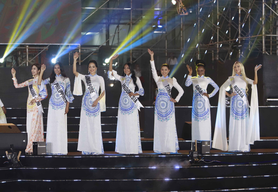 Các thí sinh trình diễn áo dài lụa tơ tằm Việt Nam tại cuộc thi Hoa hậu Du lịch thế giới. (Ảnh: Hoàng Hùng/TTXVN)