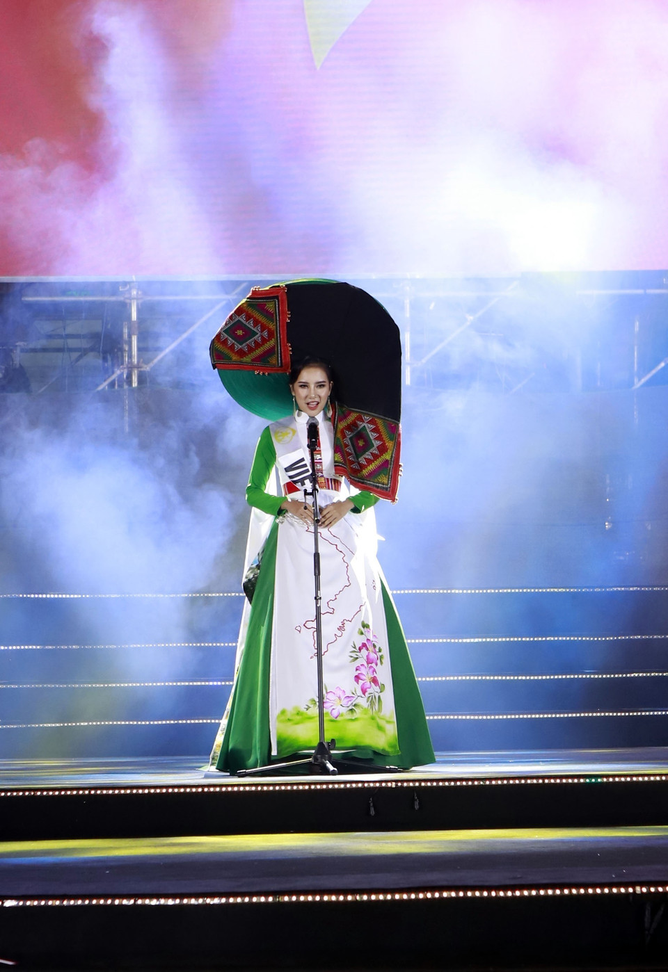 Thí sinh Lê Thị Hương Ly trình diễn trang phục dân tộc tại cuộc thi. (Ảnh: Hoàng Hùng/TTXVN)