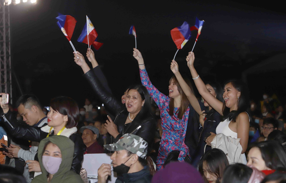 Người hâm mộ cổ vũ các thí sinh tại cuộc thi. (Ảnh: Hoàng Hùng/TTXVN)