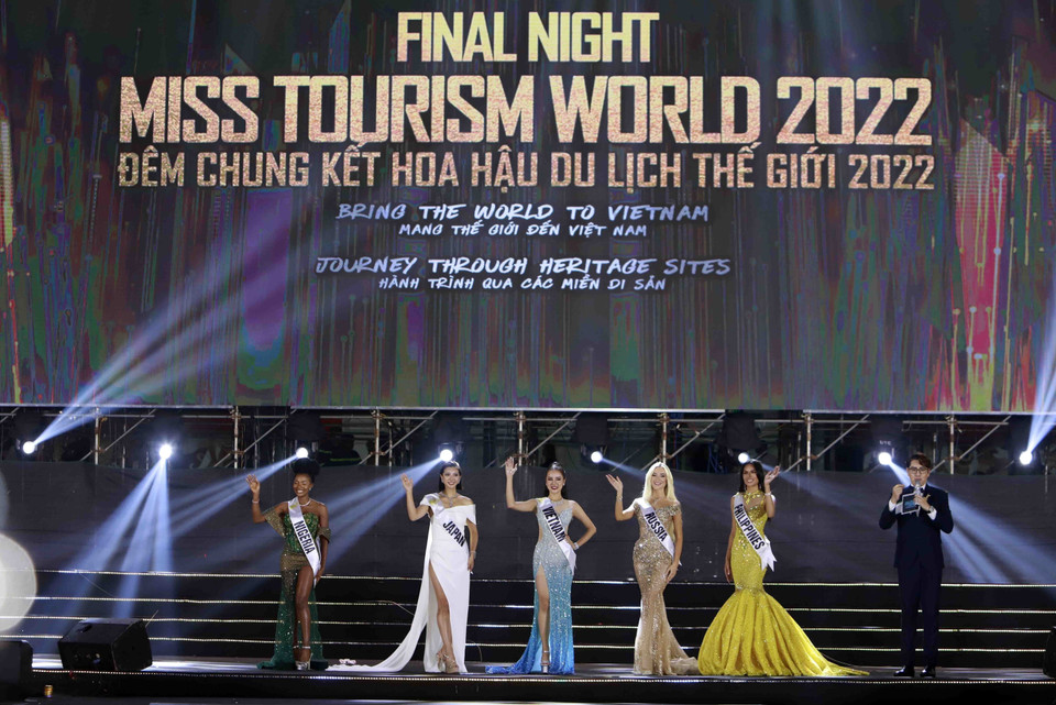 Top 5 hoa hậu tại cuộc thi Hoa hậu Du lịch thế giới trong đó có thí sinh Việt Nam Lê Thị Hương Ly (giữa ảnh) . (Ảnh: Hoàng Hùng/TTXVN)