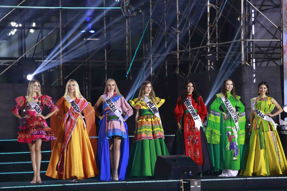 Các thí sinh trình diễn trang phục thổ cẩm của nhà thiết kế Thạch Linh tại cuộc thi. (Ảnh: Hoàng Hùng/TTXVN)