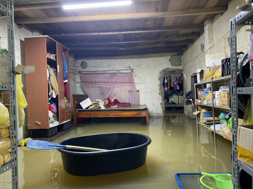 Nhà một hộ dân tại khu vực chợ Đình, xã Kim Hoa, huyện Hương Sơn bị ngập sâu trong nước. (Ảnh: Hữu Quyết/TTXVN)