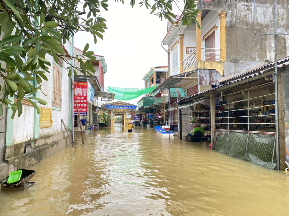 Khu vực chợ Đình, xã Kim Hoa, huyện Hương Sơn bị ngập sâu trong nước gần 0,5m. (Ảnh: Hữu Quyết/TTXVN)