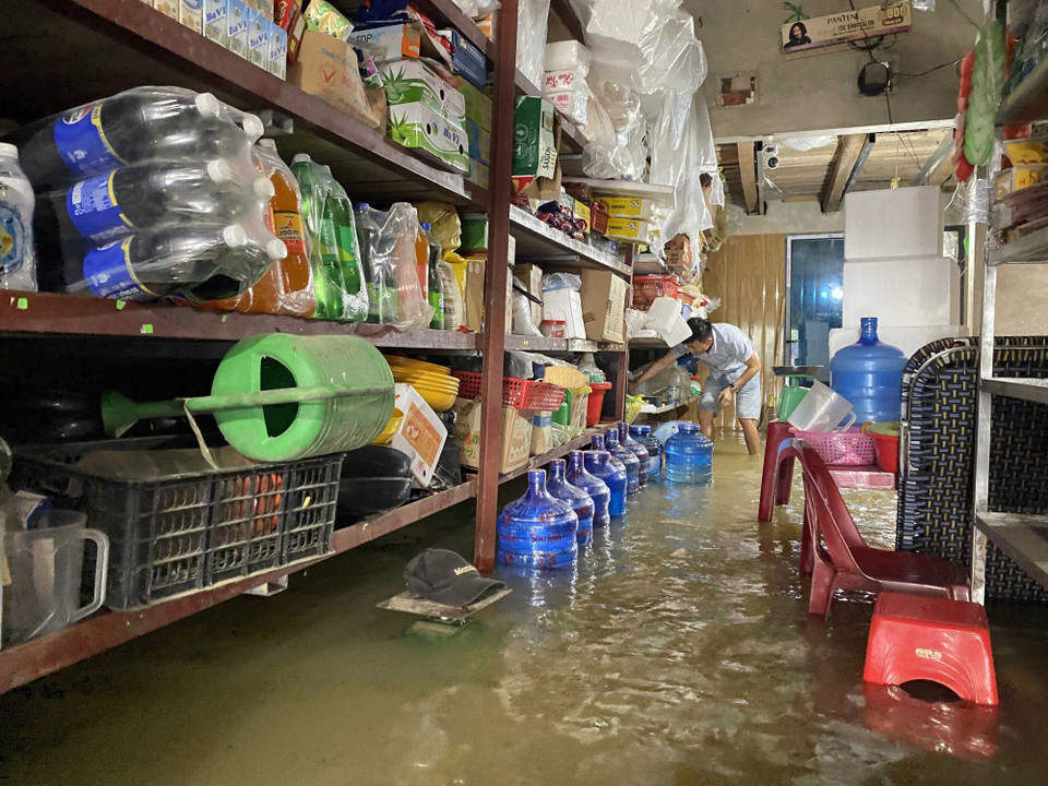 Nhà ở của người dân ở thôn Am Thủy, xã Kim Hoa, huyện Hương Sơn bị ngập nước. (Ảnh: Hữu Quyết/TTXVN)