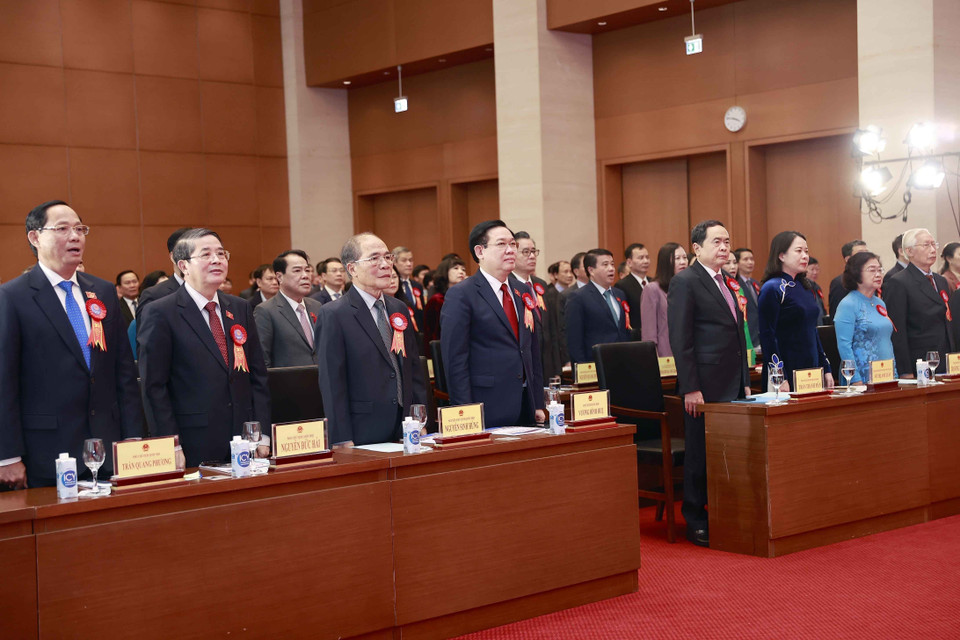 Chủ tịch Quốc hội Vương Đình Huệ và các đại biểu thực hiện nghi thức chào cờ tại lễ kỷ niệm. (Ảnh: Doãn Tấn/TTXVN)