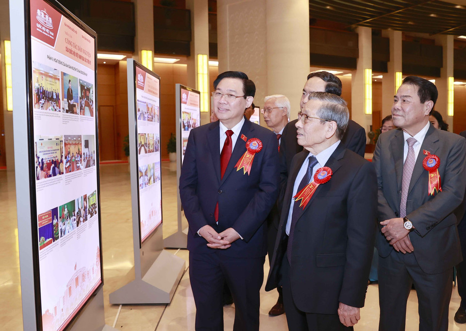 Chủ tịch Quốc hội Vương Đình Huệ và đại biểu xem triển lãm công tác dân nguyện của Quốc hội Việt Nam qua các thời kỳ. (Ảnh: Doãn Tấn/TTXVN)