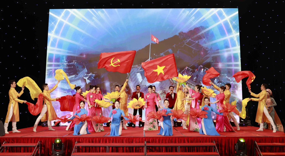 Tiết mục văn nghệ chào mừng lễ kỷ niệm. (Ảnh: Doãn Tấn/TTXVN)