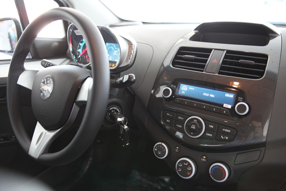 Spark Duo được trang bị hệ thống giải trí bao gồm radio và cổng kết nối AUX, màn hình hiển thị đa thông tin. (Ảnh: Doãn Đức/Vietnam+)