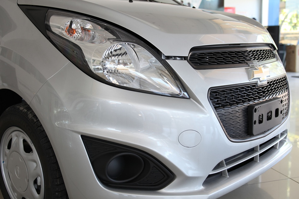 Hệ thống đèn chiếu sáng phía trước của mẫu xe cỡ nhỏ Chevrolet Spark. (Ảnh: Doãn Đức/Vietnam+)
