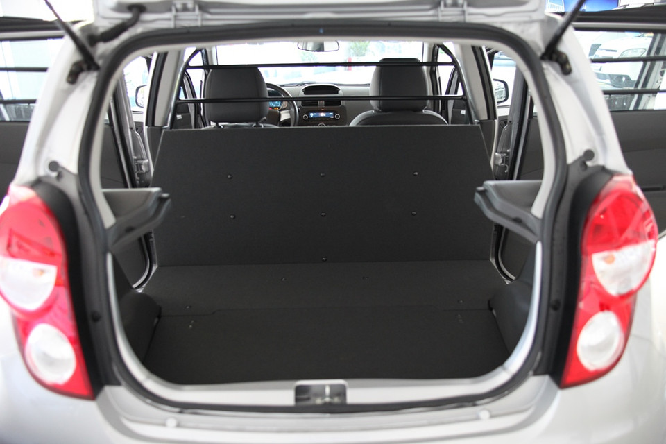 Sở hữu hình dáng nhỏ gọn bên ngoài, nhưng Spark Duo lại khiến khách hàng bất ngờ khi hé lộ không gian rộng rãi bên trong. (Ảnh: Doãn Đức/Vietnam+)