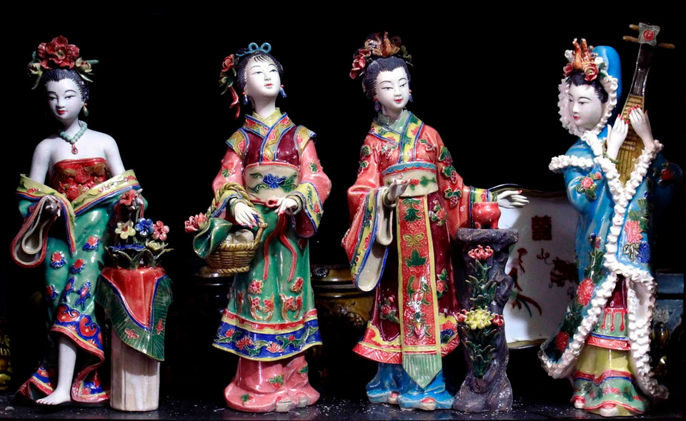 Những bức tượng trang trí cũng được bày bán rất nhiều. (Ảnh: Thanh Hoa/TTXVN)