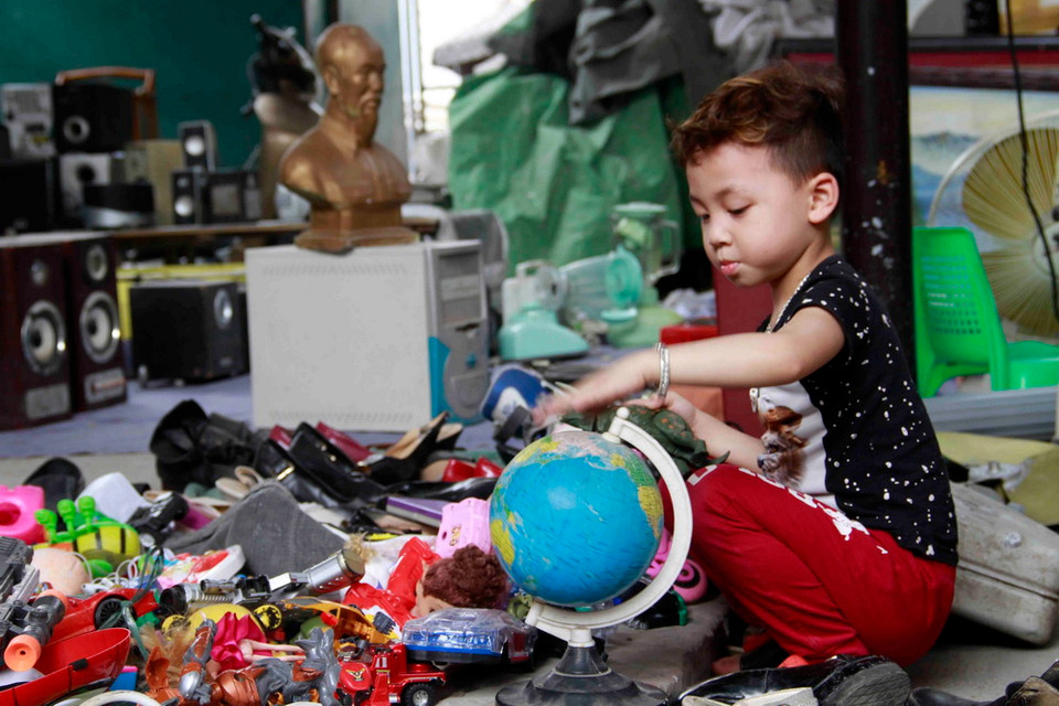 Những món đồ chơi của trẻ em hay những dụng cụ học tập cũng được tìm thấy ở khu chợ này. (Ảnh: Thanh Hoa/TTXVN)