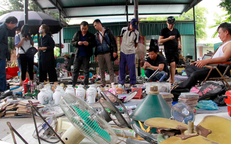 Chợ đồ cũ Vạn Phúc thu hút rất đông những người đam mê và mua bán, trao đổi đồ cũ mới rất nhiều mẫu mã, chủng loại, niên đại khác nhau. (Ảnh: Thanh Hoa/TTXVN)