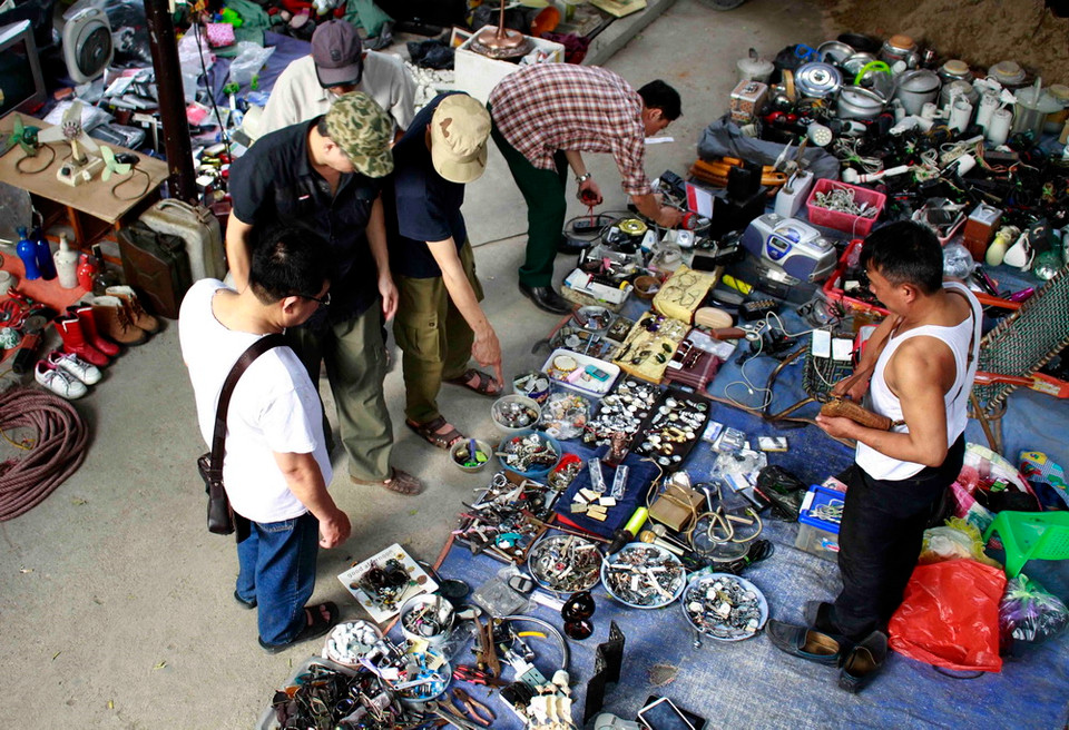 Chợ đồ cũ Vạn Phúc thu hút rất đông những người đam mê và mua bán, trao đổi đồ cũ. (Ảnh: Thanh Hoa/TTXVN)