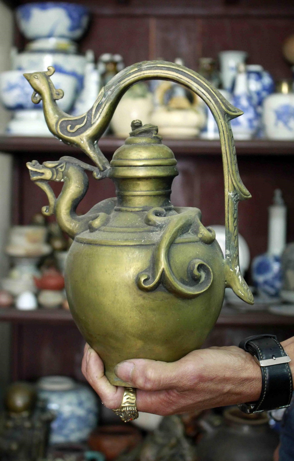  Khách hàng tìm đến để tìm sưu tầm những sản phẩm có giá trị lịch sử và có niên đại khá lâu. (Ảnh: Thanh Hoa/TTXVN)