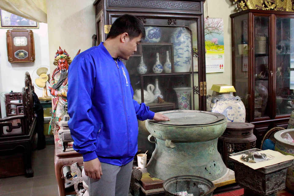 Khách hàng tìm đến để tìm sưu tầm những sản phẩm có giá trị lịch sử và có niên đại khá lâu. (Ảnh: Thanh Hoa/TTXVN)