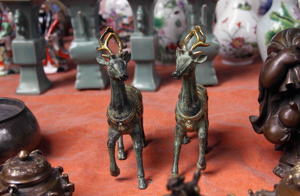 Những món đồ bằng đồng có kiểu dáng và hoa văn bắt mắt được bán rất nhiều. (Ảnh: Thanh Hoa/TTXVN)