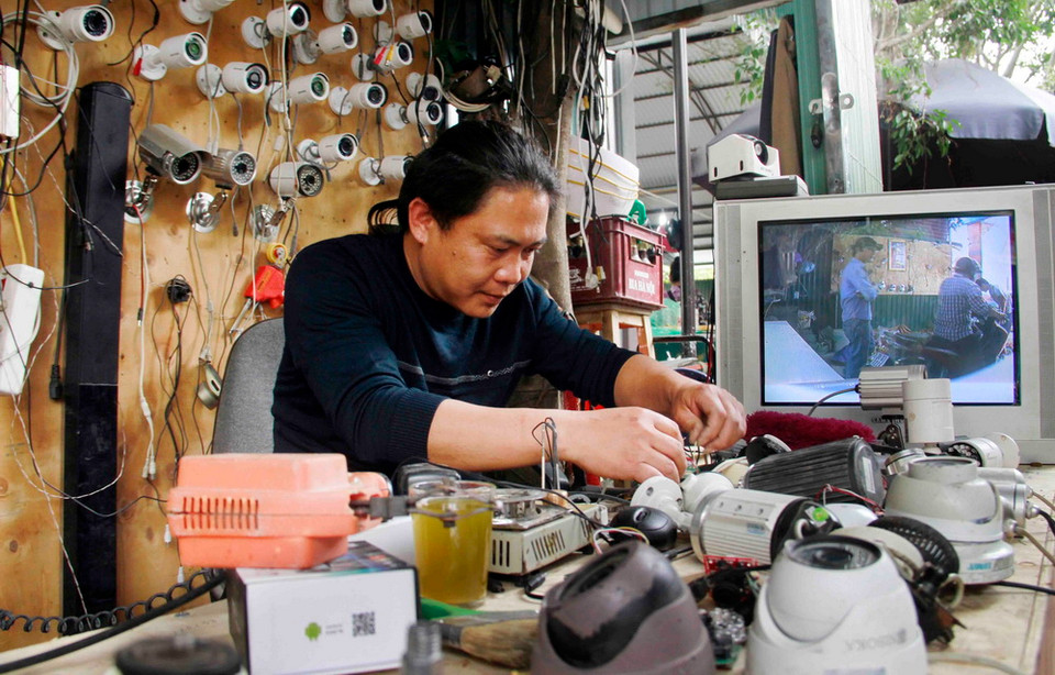 Một gian hàng bày bán rất nhiều chiếc camera cũ tại chợ đồ cũ Vạn Phúc. (Ảnh: Thanh Hoa/TTXVN)