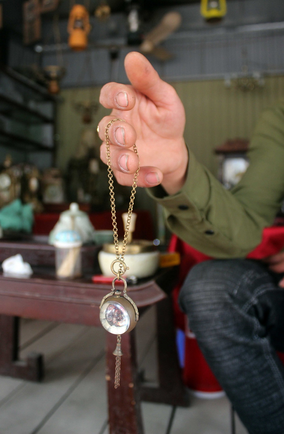 Một chiếc đồng hồ kiểu dáng xưa được bày bán tại chợ. (Ảnh: Thanh Hoa/TTXVN)