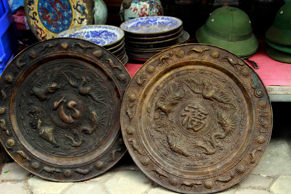 Những món đồ bằng đồng có kiểu dáng và hoa văn được bán rất nhiều. (Ảnh: Thanh Hoa/TTXVN)