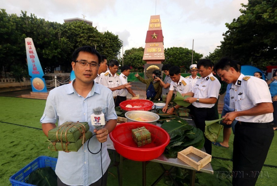 Phóng viên Công Định (Trung tâm Truyền hình Thông tấn) tác nghiệp tại đảo Trường Sa Lớn nhân dịp Tết Đinh Dậu, năm 2017. (Nguồn: TTXVN)
