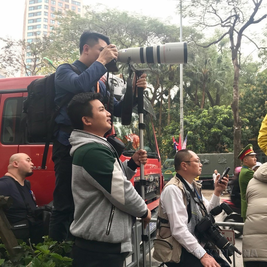 Các phóng viên Minh Quyết, Dương Giang, Ban biên tập Ảnh, túc trực phía ngoài khách sạn Melia, nơi ở của đoàn Cộng hoà Dân chủ Nhân dân Triều Tiên dự Hội nghị thượng đỉnh Mỹ-Triều Tiên lần thứ hai được tổ chức tại Việt Nam, tháng 2/2019. (Nguồn: TTXVN)