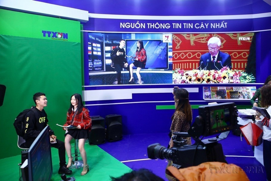 Khách tham quan trải nghiệm trường quay ảo của TTXVN, xu hướng mới của Truyền hình Số tại Hội Báo toàn quốc năm 2019. (Ảnh: Minh Quyết/TTXVN)