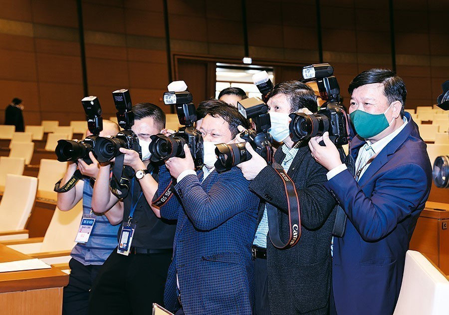 Phóng viên Thông tấn xã Việt Nam luôn nỗ lực khẳng định vị thế của ảnh TTXVN tại các sự kiện quan trọng của đất nước. (Nguồn: TTXVN)