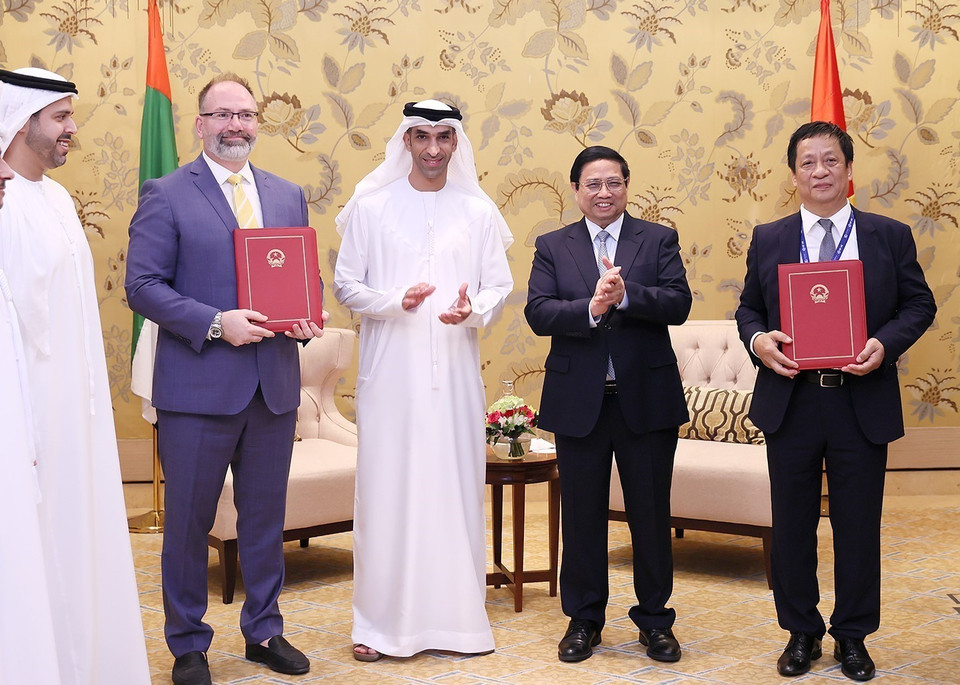 Thủ tướng Phạm Minh Chính và ông Thani bin Ahmed Al Zeyoudi, Quốc vụ khanh phụ trách Thương mại Quốc tế, Bộ Ngoại thương UAE chứng kiến Biên bản Ghi nhớ giữa Cảng Abu Dhabi và Cục Hàng hải Việt Nam. (Ảnh: Dương Giang/TTXVN)