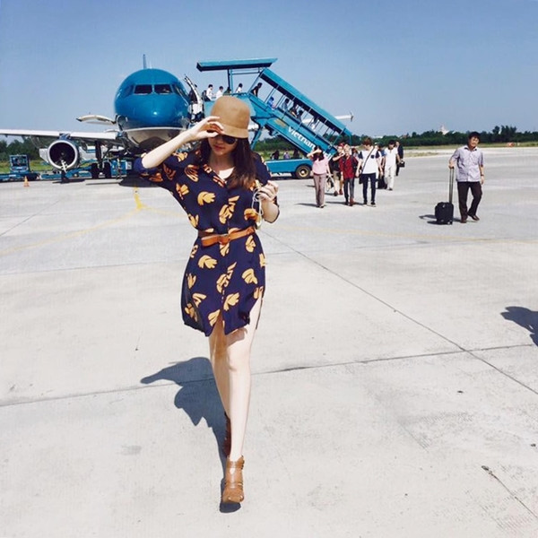  Mê mẩn gam màu camel, Thiều Bảo Trang chọn váy đầm in họa tiết có gam màu này và đồng bộ hóa phụ kiện boots cổ ngắn và mũ quả chuông (cloche hat) cùng sắc camel