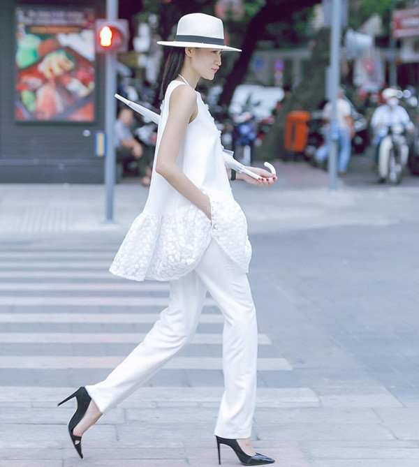 Trong trang phục tuyền trắng mix cùng đôi giày cao gót đen theo phong cách tối giản, người mẫu Trương Thanh Trúc gây ấn tượng từ với vẻ ngoài thời thượng khiến các tín đồ thời trang đều trầm trồ thán phục