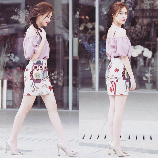 Với sự kết hợp nữ tính tuyệt đối áo trễ vai màu hống phấn nhă nhặn cùng chân váy họa tiết xinh xắn, đôi giày cao gót ánh kim là "gia vị" hoàn chỉnh cuối cùng tô điểm cho vẻ duyên dáng, rạng ngời của Hoàng Thùy Linh 