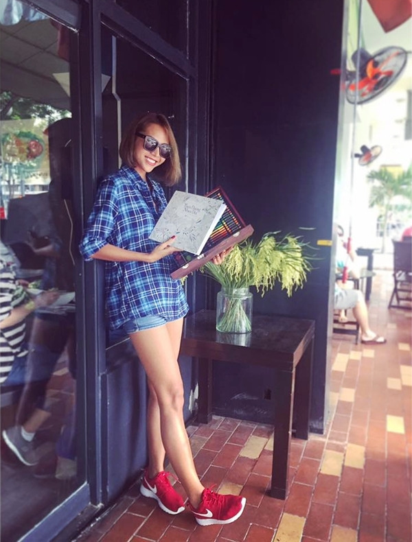 Mix quần shorts jean cùng áo sơmi theo bí kíp "quần biến mất," siêu mẫu Minh Triệu khéo léo khoe được cặp đùi rám nắng màu mật ong gợi cảm cùng vẻ rạng rỡ quen thuộc 