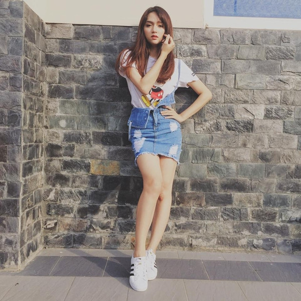 Khác với vẻ sexy thường thấy trên sân khấu, Hương Giang Idol phiên bản đời thường khá trẻ trung, nghịch ngợm với những item quen thuộc như áo phông hoạt hình, váy yếm và giày thể thao