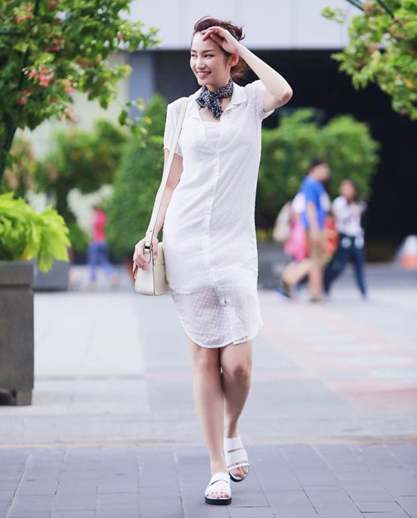 Trúc Diễm diện đầm sơmi (shirtdress) xuyên thấu cùng sandals quai ngang tiệp màu trắng và khăn quàng cho buổi dạo phố ngày đẹp trời