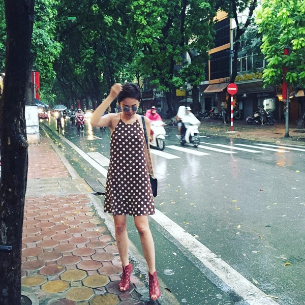 Say đắm trang phục halterneck (cổ yếm), Tóc Tiên diện mẫu đầm cổ yếm họa tiết chấm bi cùng đôi boots buộc dây bất chấp thời tiết 'ẩm ương' của Hà Nội những ngày chớm Thu