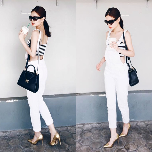 Á hậu Diễm Trang ghi điểm với trang phục sành điệu đời thường. Kết hợp áo lửng (crop top) kẻ cùng quần yếm trắng và giày cao gót ánh kim nổi bật, người đẹp thu hút mọi ánh nhìn bởi vóc dáng hoàn hảo được khoe khéo léo và bởi thể hiện được gu thời trang ngày một xuất sắc hơn